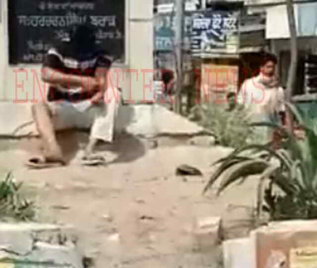 पंजाबः सरेआम चौक पर बैठकर नशे का इंजेक्शन लगा रहा युवक, देखें वीडियो