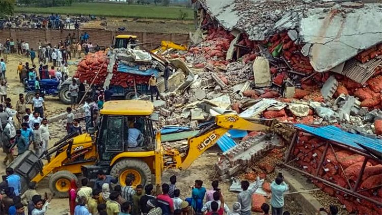 कोल्ड स्टोरेज गिरने से 10 की मौत, रेस्कयू जारी, मालिक के खिलाफ FIR दर्ज, देखें वीडियो