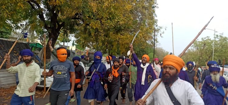 पंजाब से बड़ी ख़बरः अमृतपाल सिंह की गिरफ्तारी के बाद मोहाली बॉर्डर पर रोष प्रदर्शन