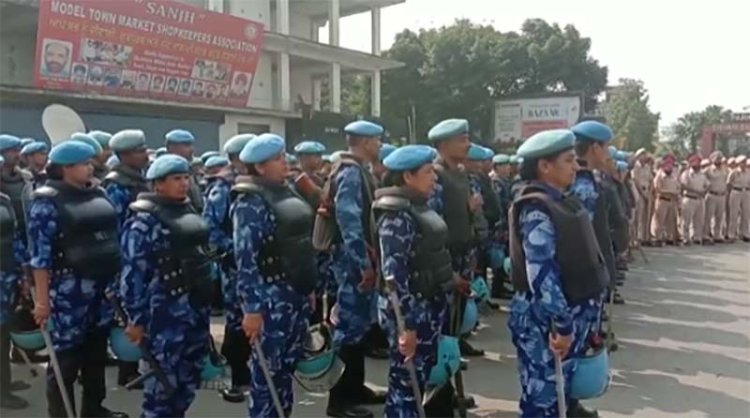 जालंधरः लॉ एंड आर्डर बनाए रखने के लिए सीपी ने निकाला फलैग मार्च, देखें वीडियो