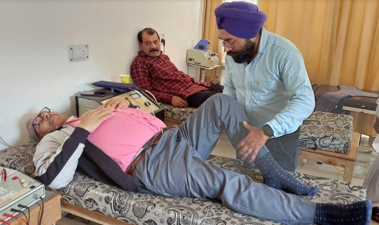बददी में फिजियोथिरैपी के कैंप में 65 से ज्यादा रोगियों का किया ईलाज