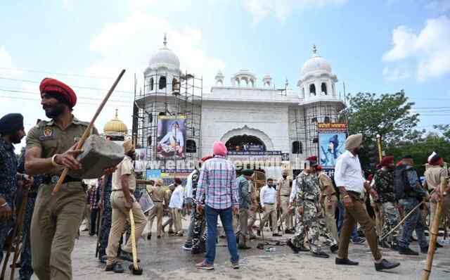 पंजाबः एयरपोर्ट रोड जाम कर बैठे प्रदर्शनकारियों को पुलिस ने उठाया, देखें तस्वीरें