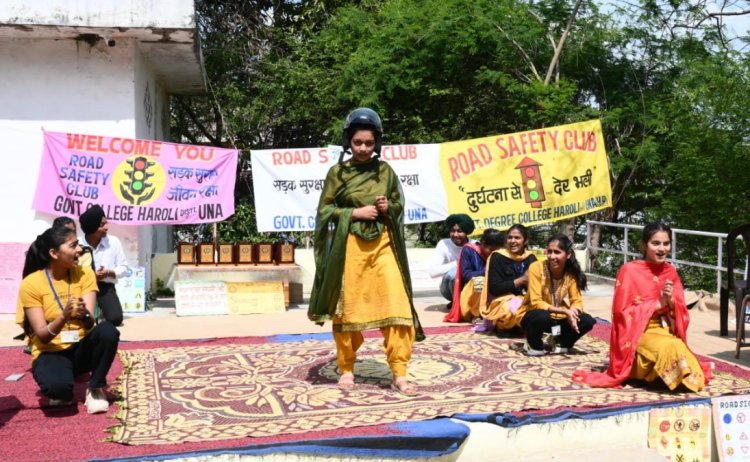 हरोली कॉलेज में यातायत को लेकर नुक्कड़ नाटक 