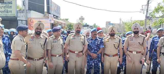 जालंधरः डीसीपी तेजा ने अमृतपाल की गिरफ्तारी को लेकर दिया बयान, निकाला फ्लैग मार्च, देखें वीडियो