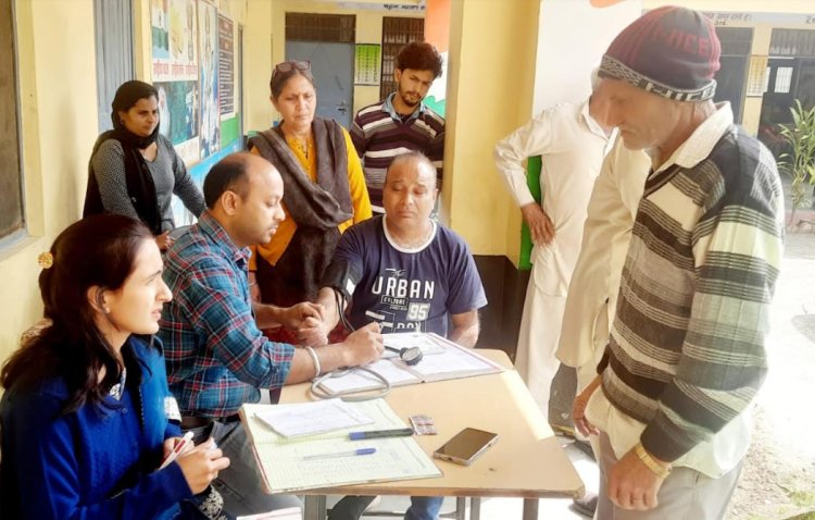 सांसद मोबाईल स्वास्थ्य सेवा से  हरोली में घर द्वार पर जनता को मिल रहा भरपूर स्वास्थ्य लाभ 