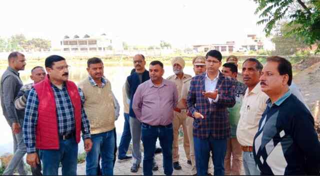 डीसी ने पूबोवाल, कुठारबीत व दुलैहड़ में किया तालाबों का निरीक्षण