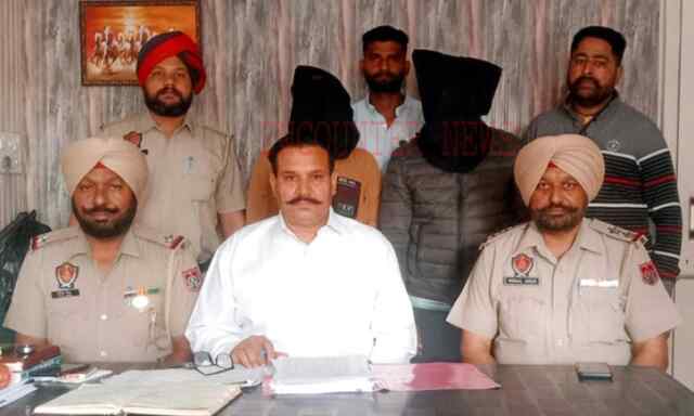 जालंधरः नाका देख भागने की फिराक में युवकों को पुलिस ने किया काबू, हेरोइन बरामद