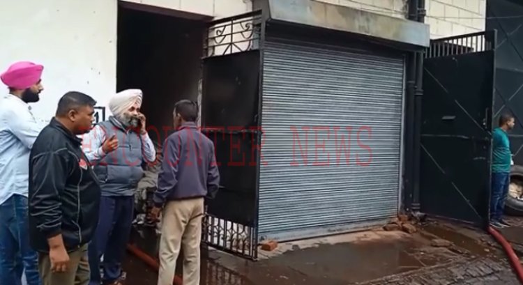 जालंधरः इंडस्ट्रियल एरिया की इस फैकट्री में लगी भीषण आग, देखें वीडियो 