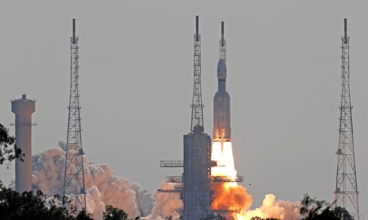 ISRO: 36 सैटेलाइटस ले कर भारत के सबसे बड़े LVM3 रॉकेट ने भरी उड़ान