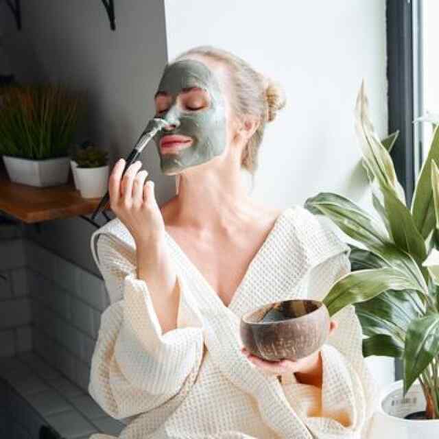 अगर आप भी घर पर करतीं हैं Facial तो भूल कर भी ना करें यह गलतियां