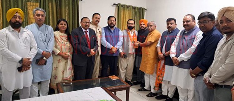 जालंधरः कांग्रेस को बड़ा झटका, सचिव ब्लॉक सहित कई कार्यकर्ता बीजेपी में हुए शामिल