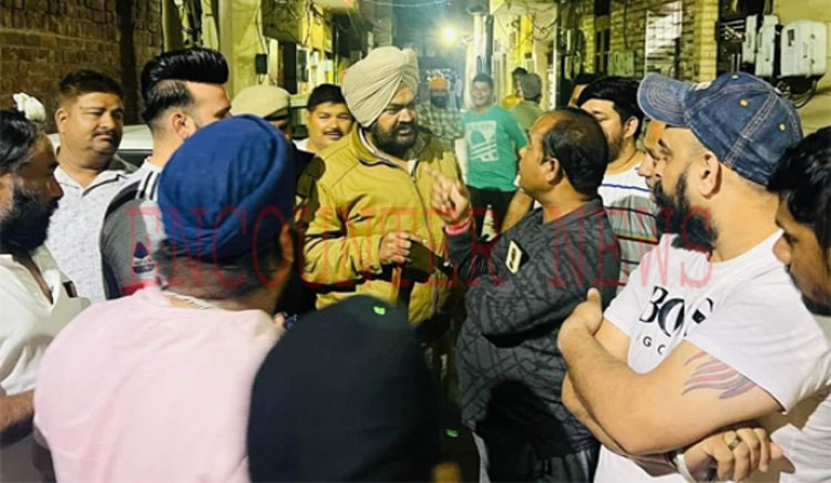 जालंधरः खड़ी गाड़ियों के शीशे तोड़कर युवक फ़रार, देखें CCTV