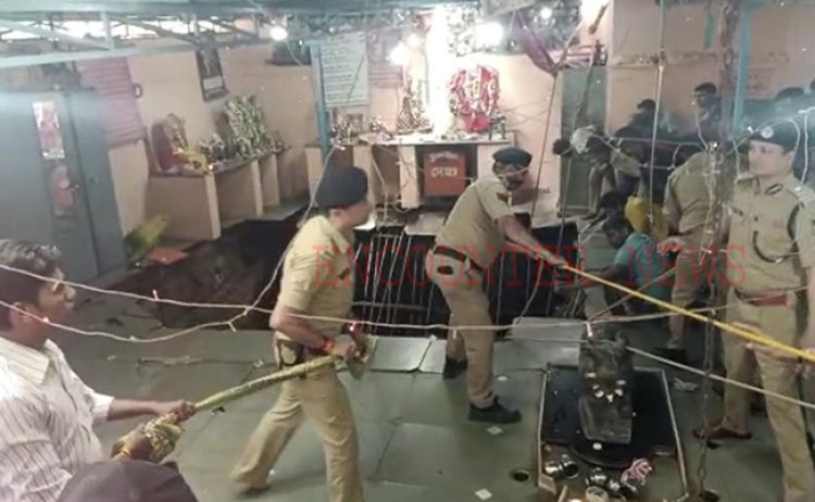 रामनवमी पर बड़ा हादसाः मंदिर में छत धंसने से 25 लोग बावड़ी में गिरे, देखें वीडियो