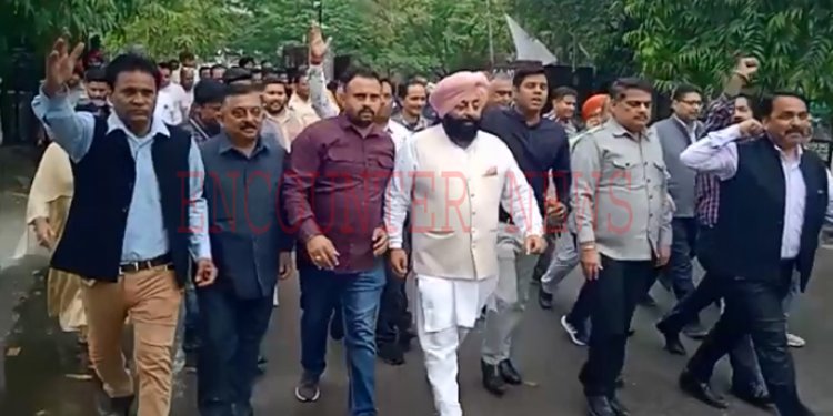 जालंधरः मोदी हटाओ देश बचाओ पोस्टर वार को लेकर भाजपा में भारी रोष, देखें वीडियो