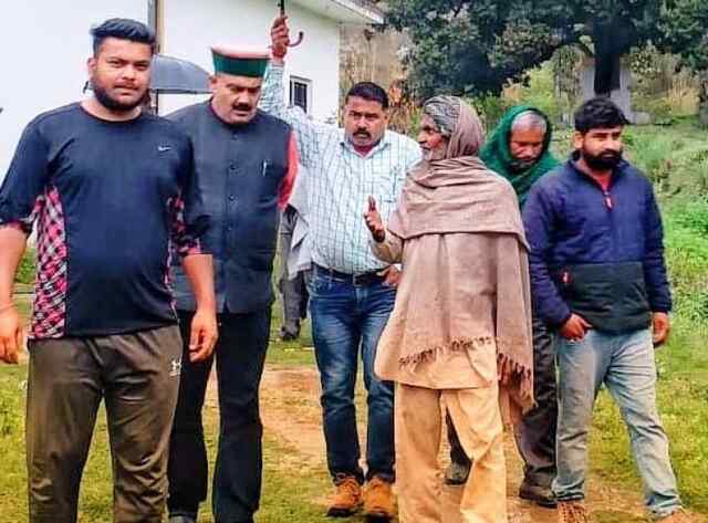 संझोट के शहीद मोहन के घर पहुंचे विधायक भुट्टो, परिवार को बंधाया ढांढस