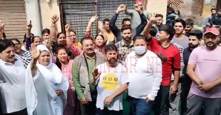 जालंधरः शराब के ठेके के विरोध में धरने पर बैठे लोग, देखें वीडियो
