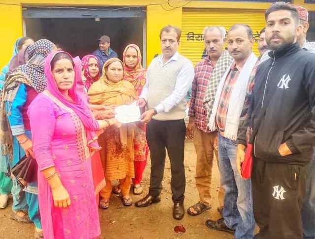 मलांगड़ में शराब के ठेके का विरोध हुआ तेज