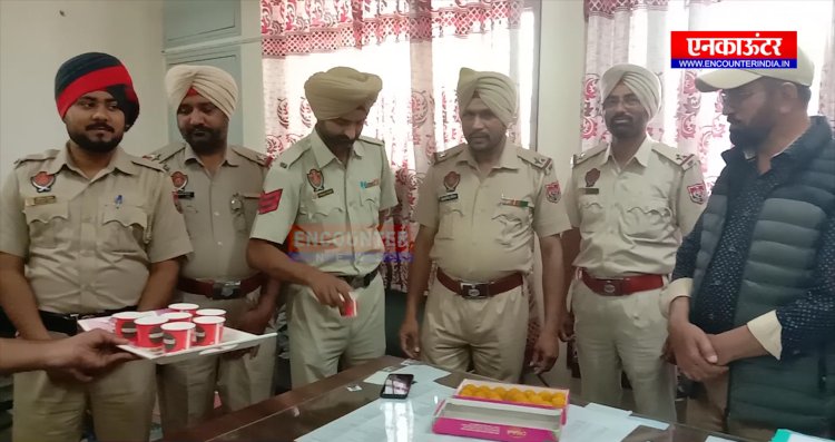 जालंधरः प्रमोशन की खुशी में एएसआई ने थाने में की पार्टी, देखें वीडियो