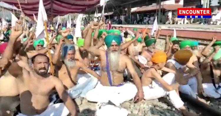 ਪੰਜਾਬ : ਕਿਸਾਨਾਂ ਵੱਲੋਂ ਰੇਲਵੇ ਟਰੈਕ ‘ਤੇ ਧਰਨੇ ਦੌਰਾਨ ਕਪੜੇ ਉਤਾਰ ਕੇ ਕੀਤਾ ਰੋਸ਼ ਜ਼ਾਹਿਰ, ਦੇਖੋ ਵੀਡਿਓ