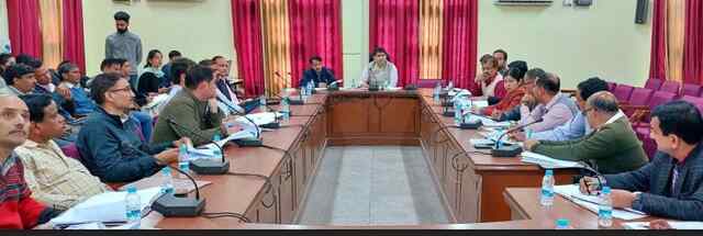 राजस्व अधिकारी भूमि से संबंधित लंबित पडे़ मामलों का शीघ्र करें निपटारा : डीसी