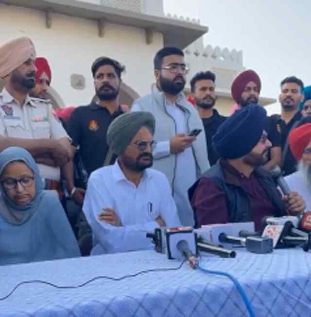 पंजाबः मूसेवाला के पिता से मुलाकात के बाद सरकार पर जमकर बरसे नवजोत सिद्धू, देखें Live
