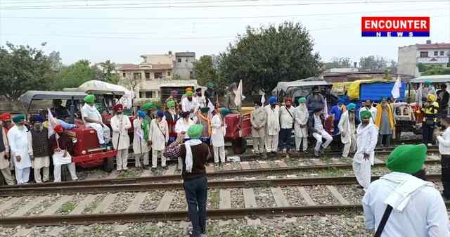 ਪੰਜਾਬ : ਕਿਸਾਨਾਂ ਨੇ ਸੰਘਰਸ਼ ਕੀਤਾ ਤੇਜ਼, ਰੇਲਵੇ ਟਰੈਕ ‘ਤੇ ਖੜੇ ਕੀਤੇ ਟਰੈਕਟਰ, ਦੇਖੋ ਵੀਡਿਓ