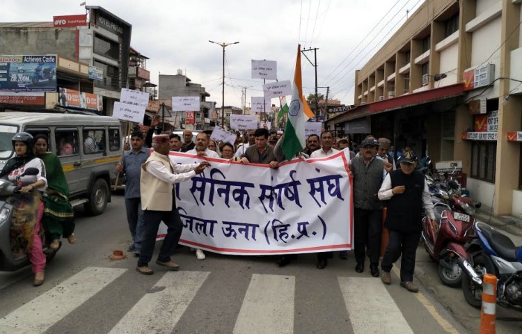 पूर्व सैनिक तथा वीर नारियों ने लंबित मांगों को लेकर डीसी के माध्यम से रक्षा मंत्री को भेजा मांग पत्र