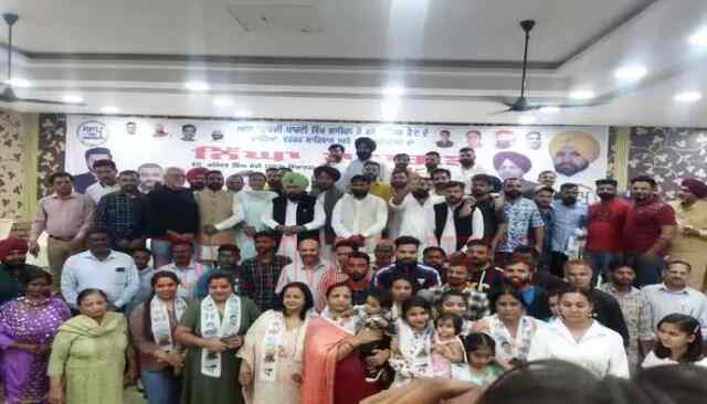 जालंधर: अलग-अलग वार्डों से कई कार्यकर्ता आप में हुए शामिल