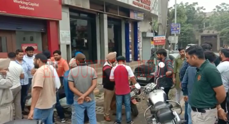 जालंधरः कोटक महिंदरा बैंक के मैनेजर पर विदेश भेजने के नाम लाखों की ठगी के लगे आरोप, देखें वीडियो