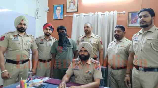 जालंधरः पुलिस कर्मचारी की वर्दी फाड़ने और हथियार छीनने का आरोपी गिरफ्तार, देखें वीडियो