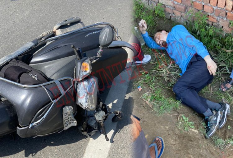 जालंधरः तेज रफ्तार ट्रैक्टर ट्राली चालक एक्टिवा सवार को टक्कर मारकर हुआ फरार, देखें तस्वीरें