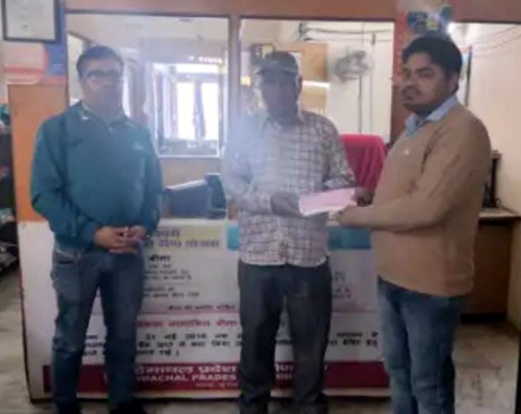 पत्नी की मौत के बाद पति को बैंक द्वारा दो लाख रूपए का दिया चेक