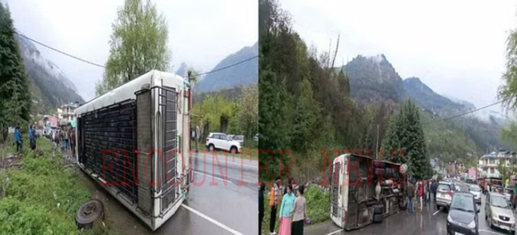 हाईवे पर पलटी यात्रियों से भरी बस, मची चीख-पुकार, देखें वीडियो