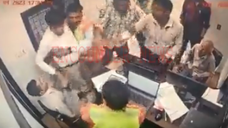 टोल मैनेजर से पूर्व प्रधान और उनके साथियों ने की हाथापाई, देखें CCTV