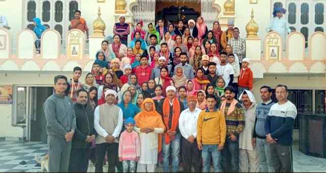 संतोषगढ़ श्री गुरु रविदास मंदिर में फतेहपुर व राजा तलाब के श्रद्धालुओं का जत्था हुआ नतमस्तक