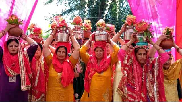 ऊना की ग्राम पंचायत झंबर में भव्य शोभायात्रा के साथ हुआ श्री राम कथा का आगाज