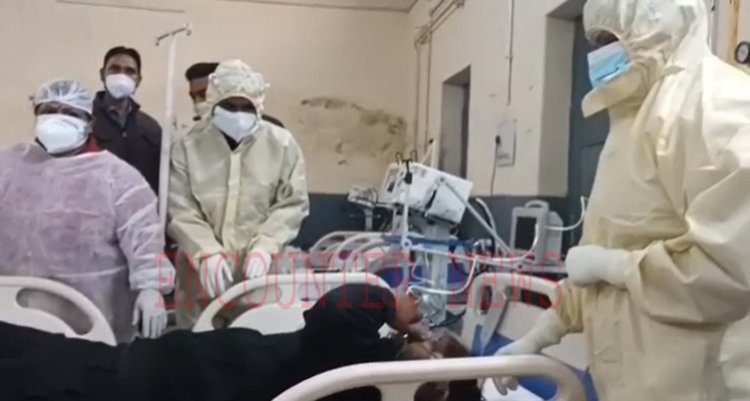OMG! गुस्से में 18 वर्षीय युवती निगल गई मोबाइल, जाने मामला