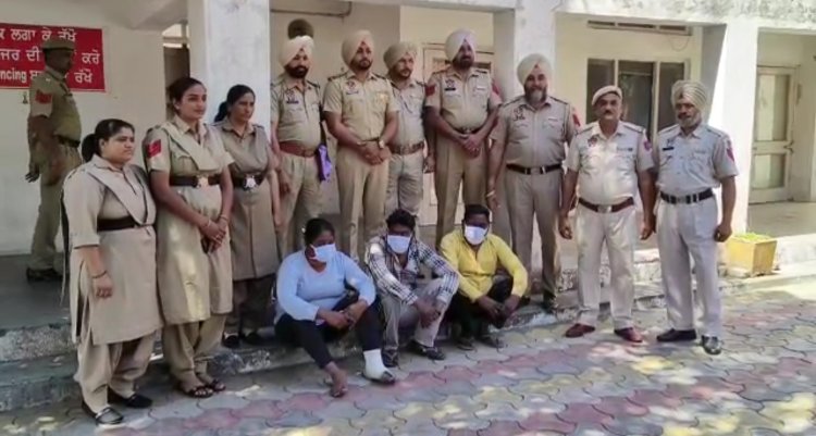 पंजाबः पुलिस ने नशा बेचने के आरोप में महिला सहित दो को किया काबू, देखें वीडियो