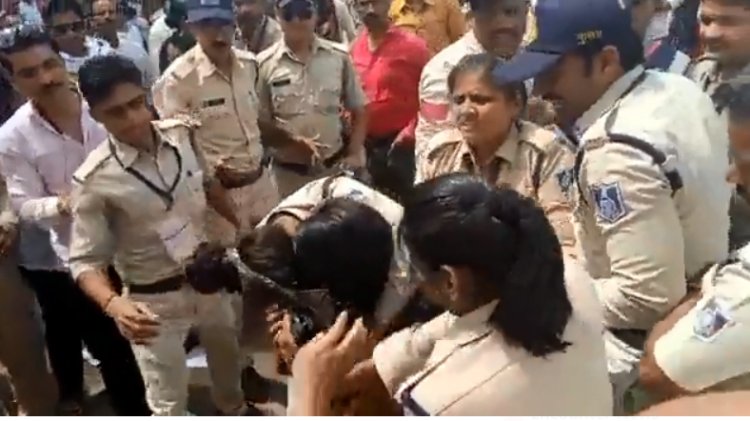 कथा के दौरान लेडी बाउंसर और कांस्टेबल के बीच जमकर चले लात-घूंसे, देखें Video