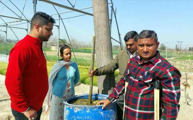 दिव्यांगता के बावजूद प्राकृतिक विधि से तैयार फसलों से अर्जित कर रहे सालाना 4 लाख रूपये