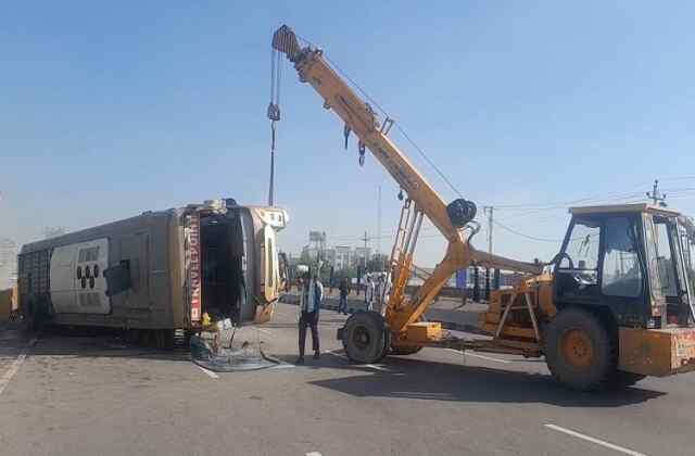 श्रद्धालुओं को लेकर माता वैष्णो देवी जा रही प्राइवेट बस पलटी