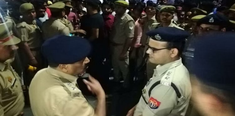 स्कूल की दीवार पर बैठे युवक की गोली मारकर हत्या, परिजनों ने लगाया जाम