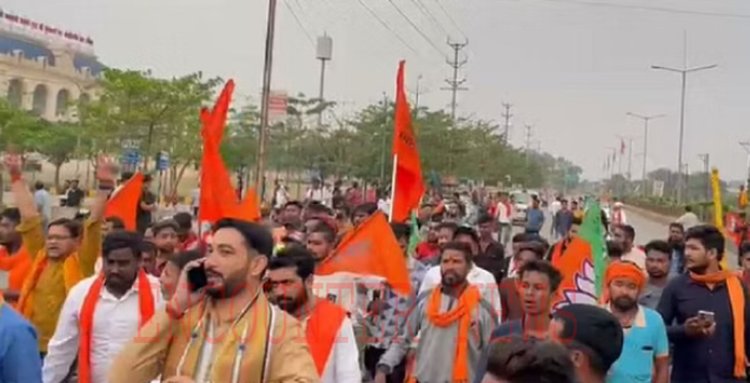 निजी स्कूल बंद करवाने कार्यकर्ताओं की पुलिस और स्कूल प्रबंधन के साथ जमकर हुई बहस