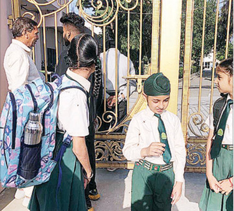 The burning issue: swami mohan dass model school के 3 मासूम स्टूडेंट्स की स्कूल में एंट्री बैन का मामला