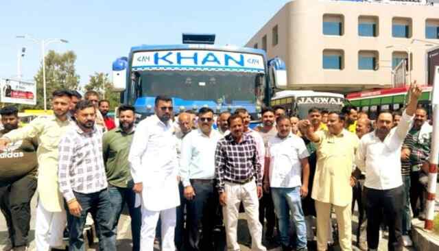प्राइवेट बस ऑपरेटर्स ने अपनी मांगों को लेकर आईएसबीटी में किया प्रदर्शन
