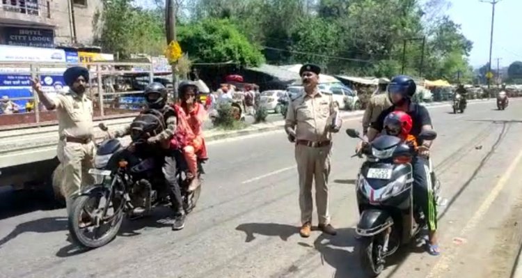 ऊना पुलिस वाहन चालकों को कर रही जागरूक, फिर होंगे चालान