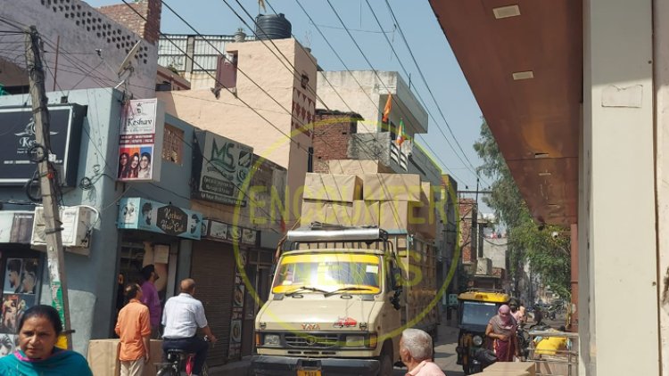 जालंधरः बिजली की तारों में फंसी ओवरलोड गाड़ी