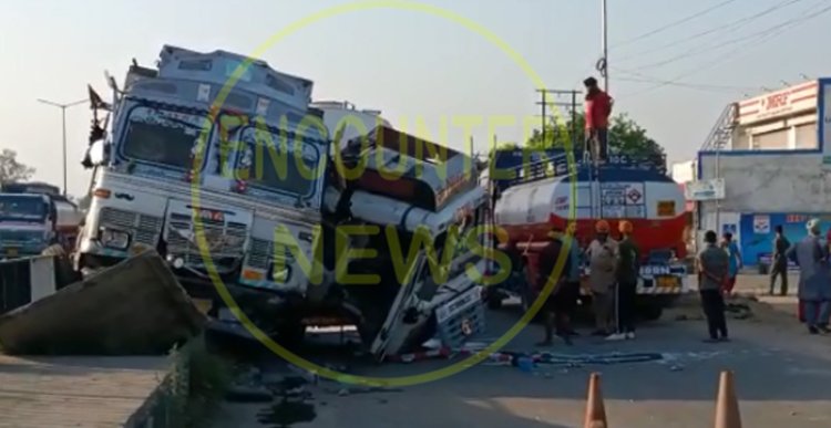 जालंधर-अमृतसर हाईवे पर कैमिकल से भरे टैंकर को ट्रक ने मारी टक्कर, गाड़ी के उड़े परखच्चे, देखें वीडियो