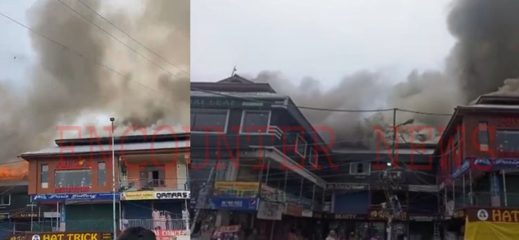 शॉपिंग काप्लेक्स में लगी भीषण आग, मचा हड़कंप, देखें वीडियो