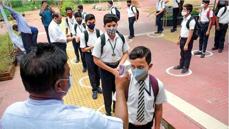 कोरोना के बढ़ते केसों के बाद स्कूलों को लेकर नई गाइडलाइन जारी, मास्क लगाना हुआ अनिवार्य